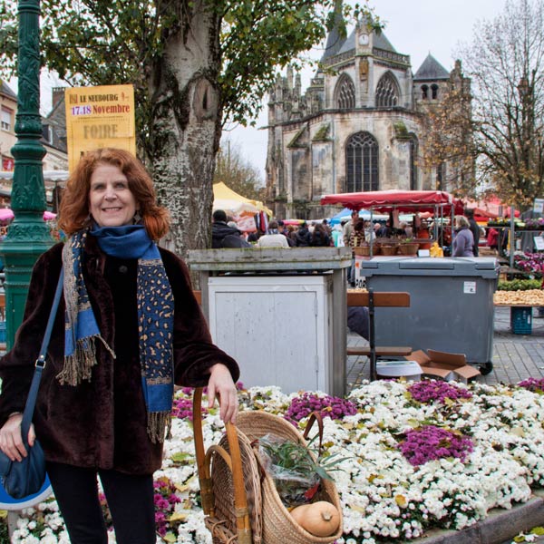 Susan Herrmann Loomis shopping at the Le Neubourg Farmer's Market